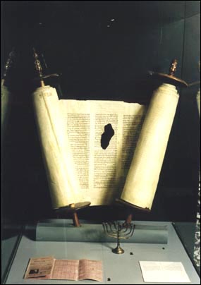 As luce un antiguo pergamino del Nuevo Testamento