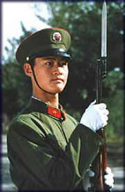 Poder Militar - listos para el servicio militar. Categorizado por país. China: Varones entre las edades de 15-49 años: 200,886,946 (Estimados del 2001) Libro Militar de las Naciones™